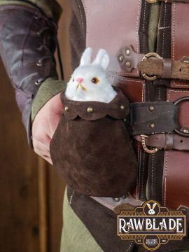 Petite peluche dans une pochette marron