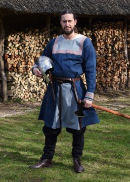 Tunique Viking avec broderies, en bleu