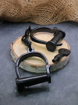 Menottes à chaînes médiévales avec clé