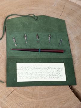 Set de calligraphie dans un étui en cuir