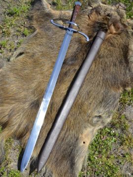 Long couteau avec fourreau en cuir