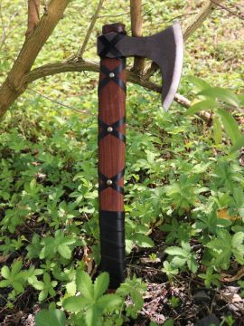 Petite hache Viking avec bandes de cuir