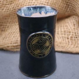 Mug en céramique avec motif Triskel, noir