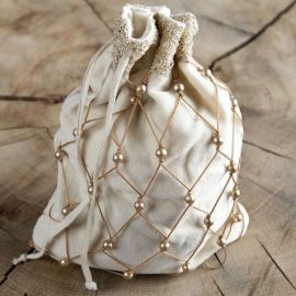 Sac en velours crème orné de perles