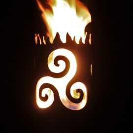 Flambeau fabriqué à la main en acier motif Triskele