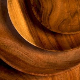 Lot de quatre assiettes plates en bois d'acacia