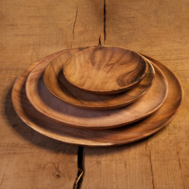 Lot de quatre assiettes plates en bois d'acacia
