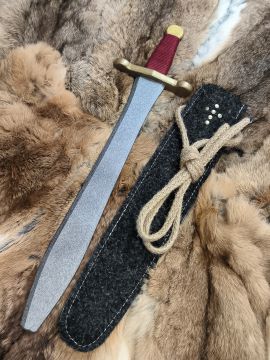 Epée de chevalier courte, avec fourreau en feutre