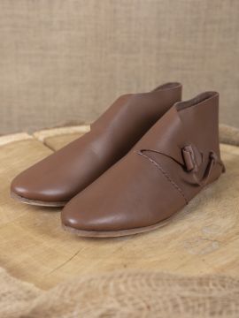 Chaussures du début du Moyen Âge avec rabat à laçage