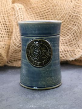 Tasse en céramique avec motif Triskele, gris-bleu