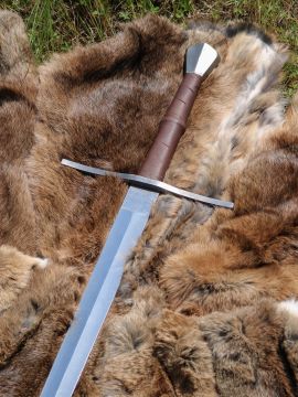 Longue épée batârde, prête au combat