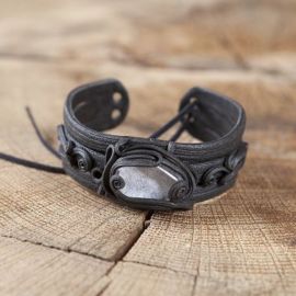 Bracelet orné d'un cristal de roche