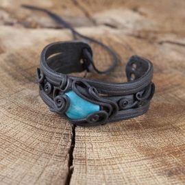 Bracelet orné d'une turquoise