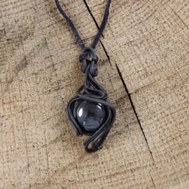 Pendentif fait main orné d'une hématite