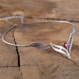 Tiare à pierre rouge à motifs en forme de feuille