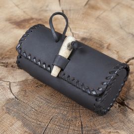 Sac de ceinture en cuir couleur noire avec bouton en bois