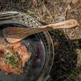 Spatule en bois d'olivier avec lanière en cuir
