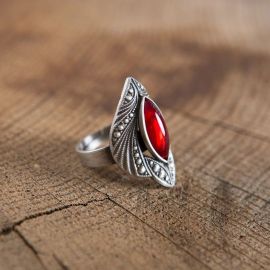 Bague ciselée à pierre rouge