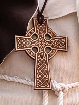 Croix celtique en bois avec gravure