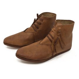 Chaussures médiévales à double semelle cloutée marron