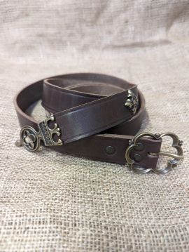 Ceinture médiévale avec extrémités de sangle et rivets décoratifs