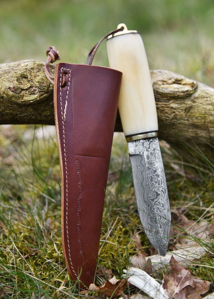 Couteau médiéval avec lame en acier damas et manche en os et laiton