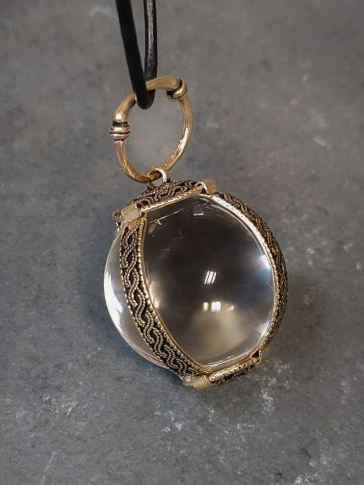 Pendentif boule en bronze