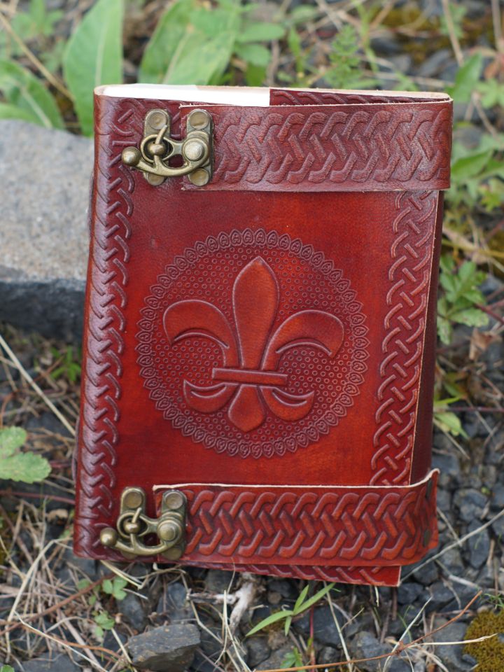 Cahier en cuir Fleur de Lys avec fermeture à crochet