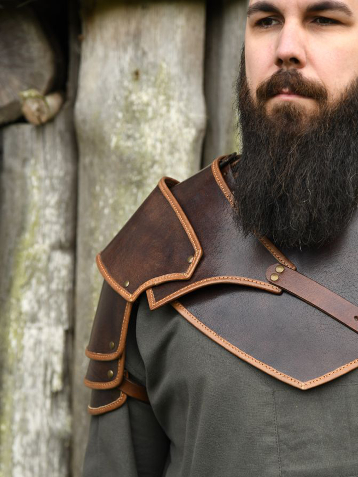 Épaulière en cuir Arnulf marron épaule droite
