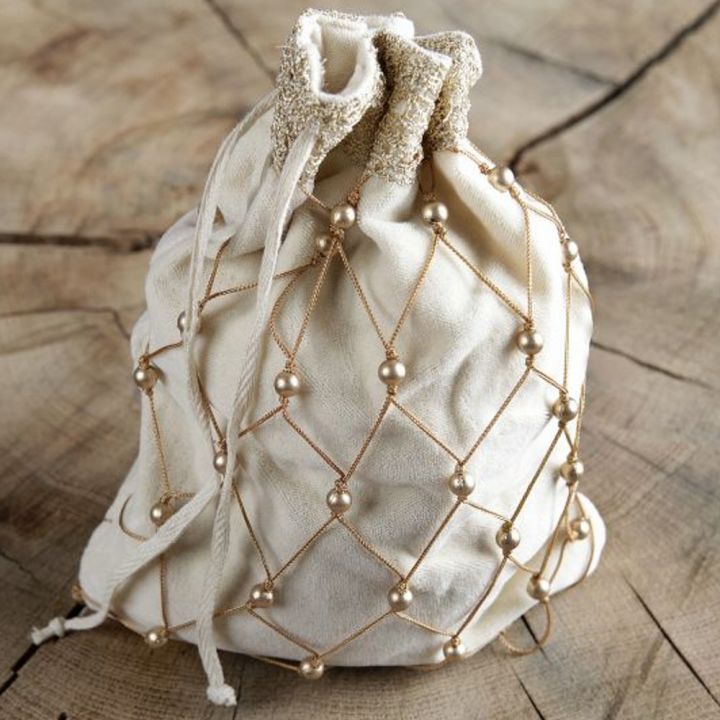 Sac en velours crème orné de perles