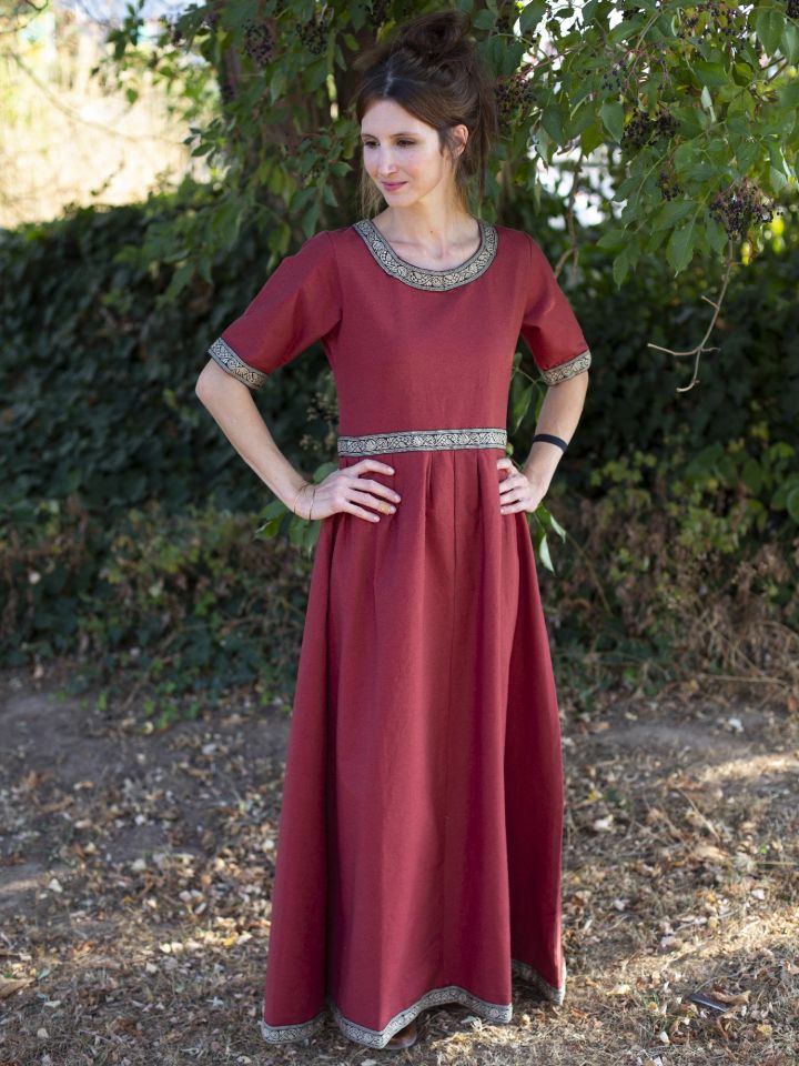 Robe manches courtes avec galon, en rouge XL