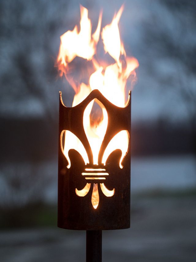 Flambeau en acier motif fleur de lys avec