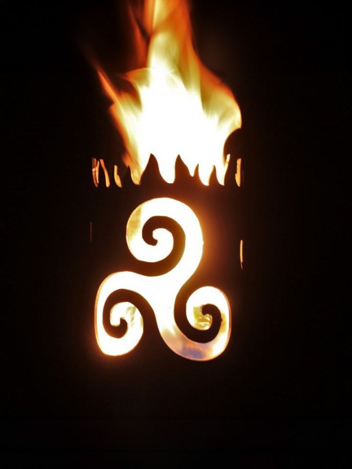Flambeau fabriqué à la main en acier motif Triskele