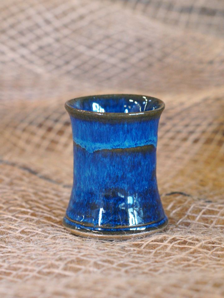 Petit gobelet à schnaps en céramique bleue