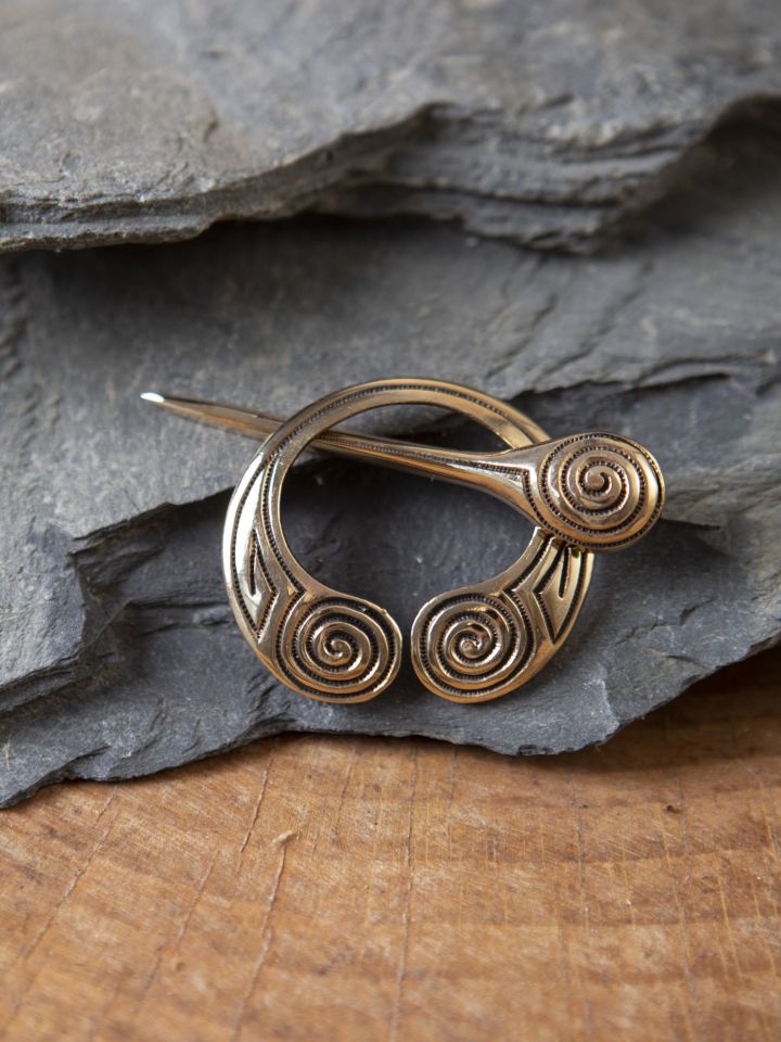 Fibule celtique avec motif en spirale