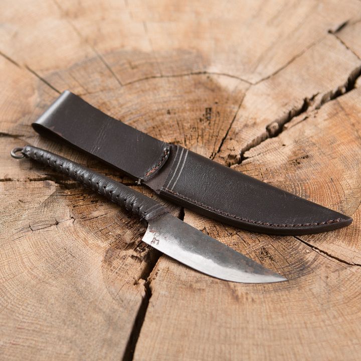 Couteau médiéval avec manche gainé de cuir