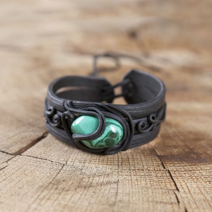 Bracelet orné d'une malachite