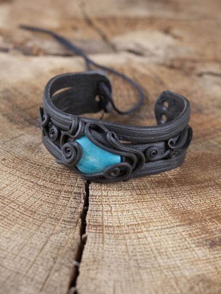 Bracelet orné d'une turquoise