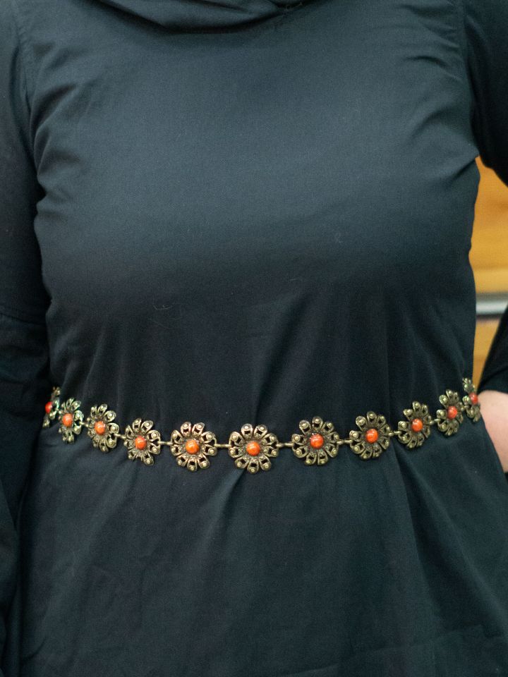 Ceinture chaîne Gerbera avec pierre rouge laiton ancien
