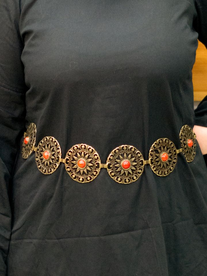 Ceinture en chaîne avec motif soleil et pierres rouges vieux laiton