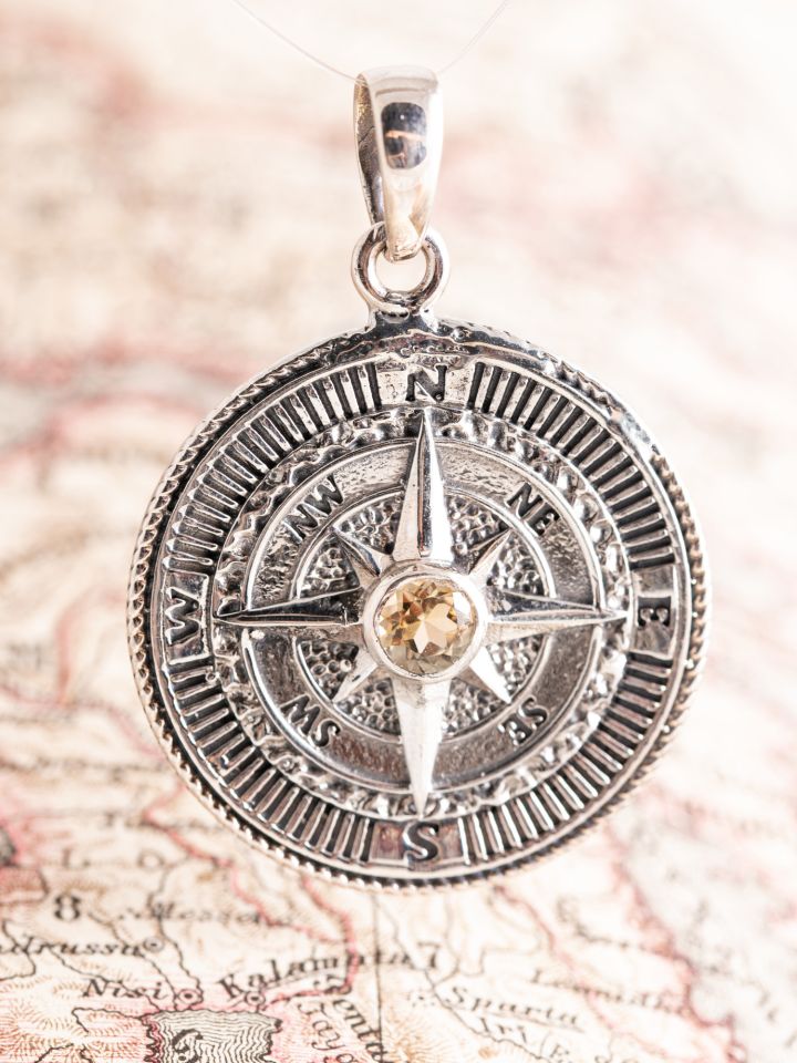 Pendentif amulette boussole