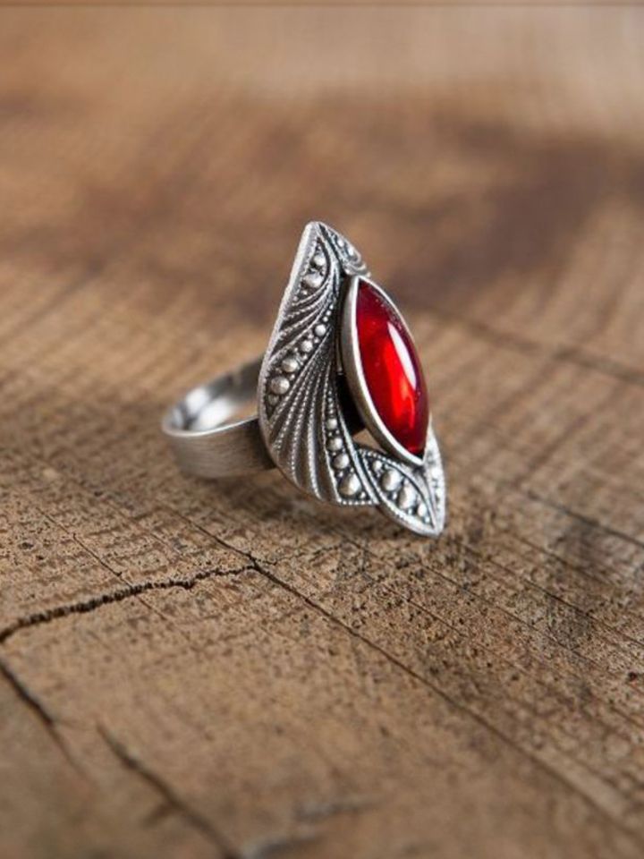 Bague ciselée à pierre rouge