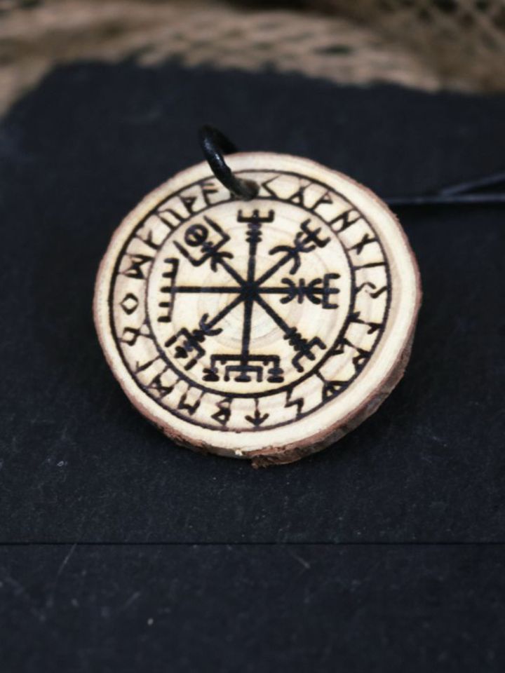 Pendentif en bois "Vegvisr"