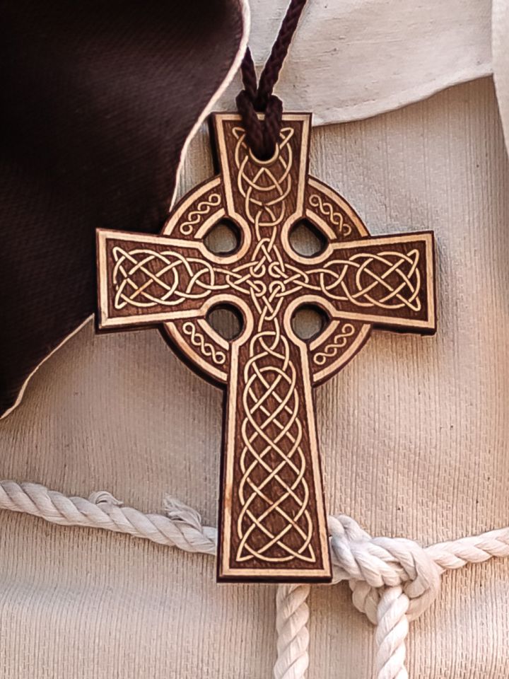 Croix celtique en bois avec gravure