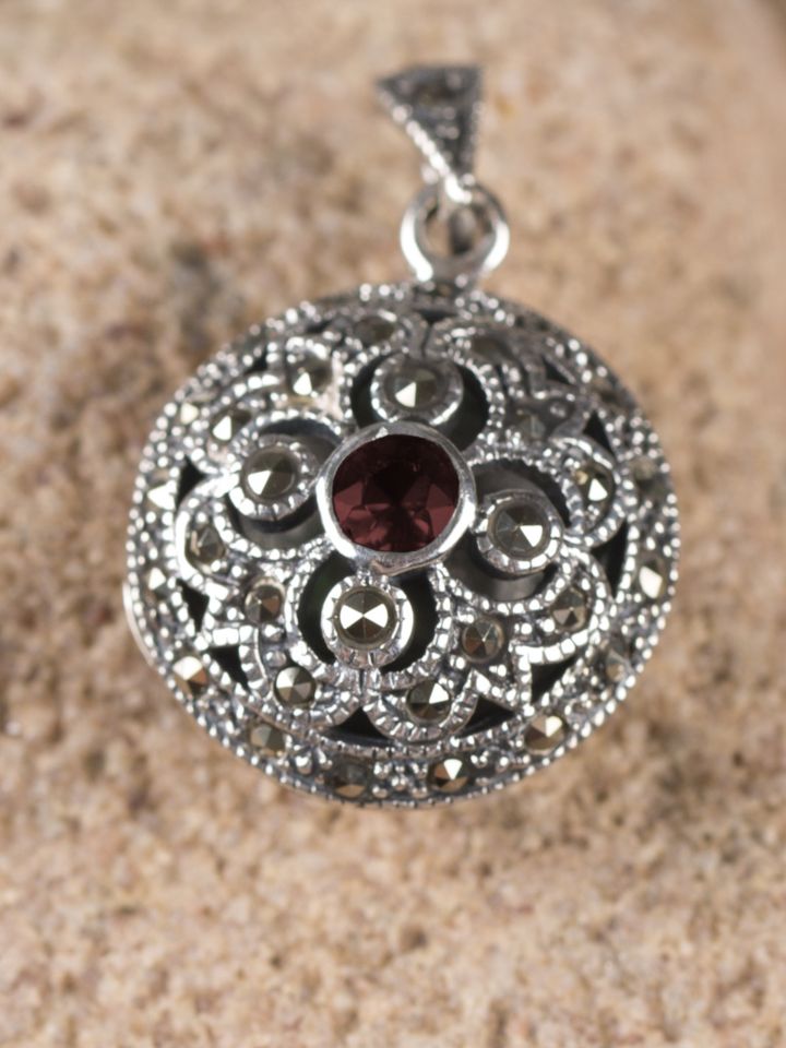 Médaillon en argent orné d