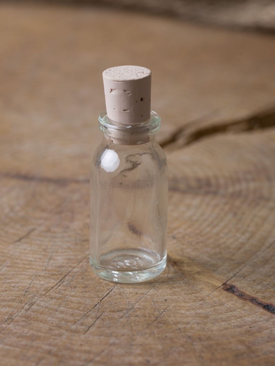 Ancienne petite fiole en verre taillé