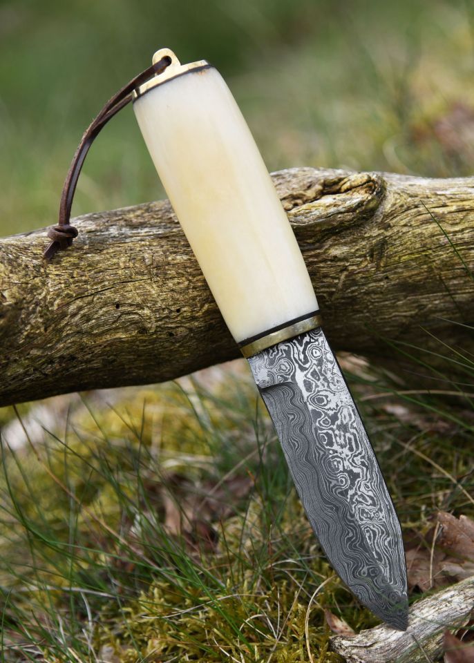Couteau médiéval avec lame en acier damas et manche en os et laiton 2