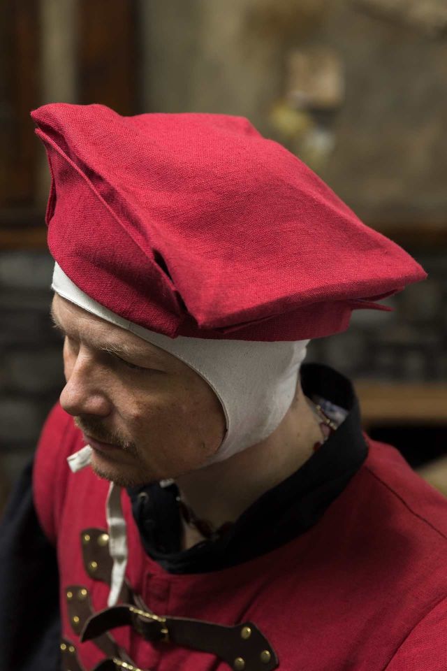 Warhammer Armoury Chapeau impérial de type B rouge foncé 2