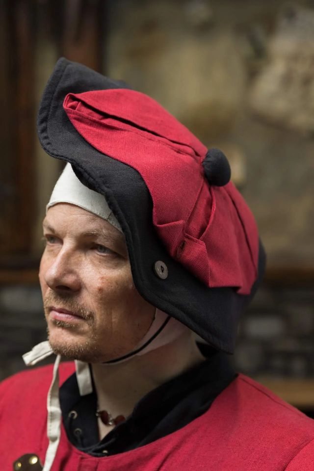 Warhammer Armoury Chapeau Impérial Type C noir/rouge foncé 2