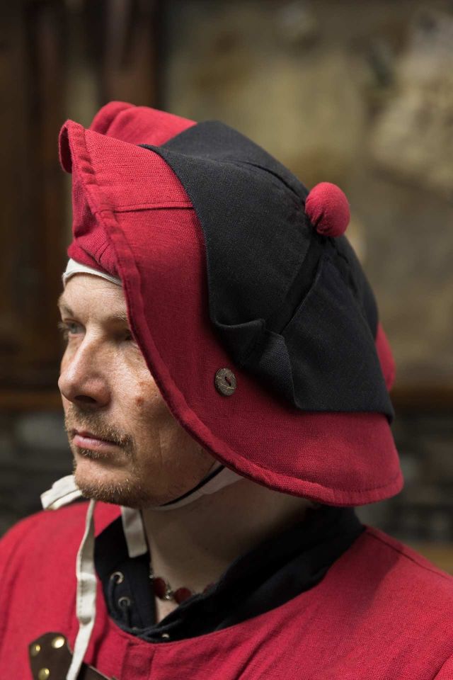 Warhammer Armoury Chapeau Impérial Type C rouge foncé/noir 2